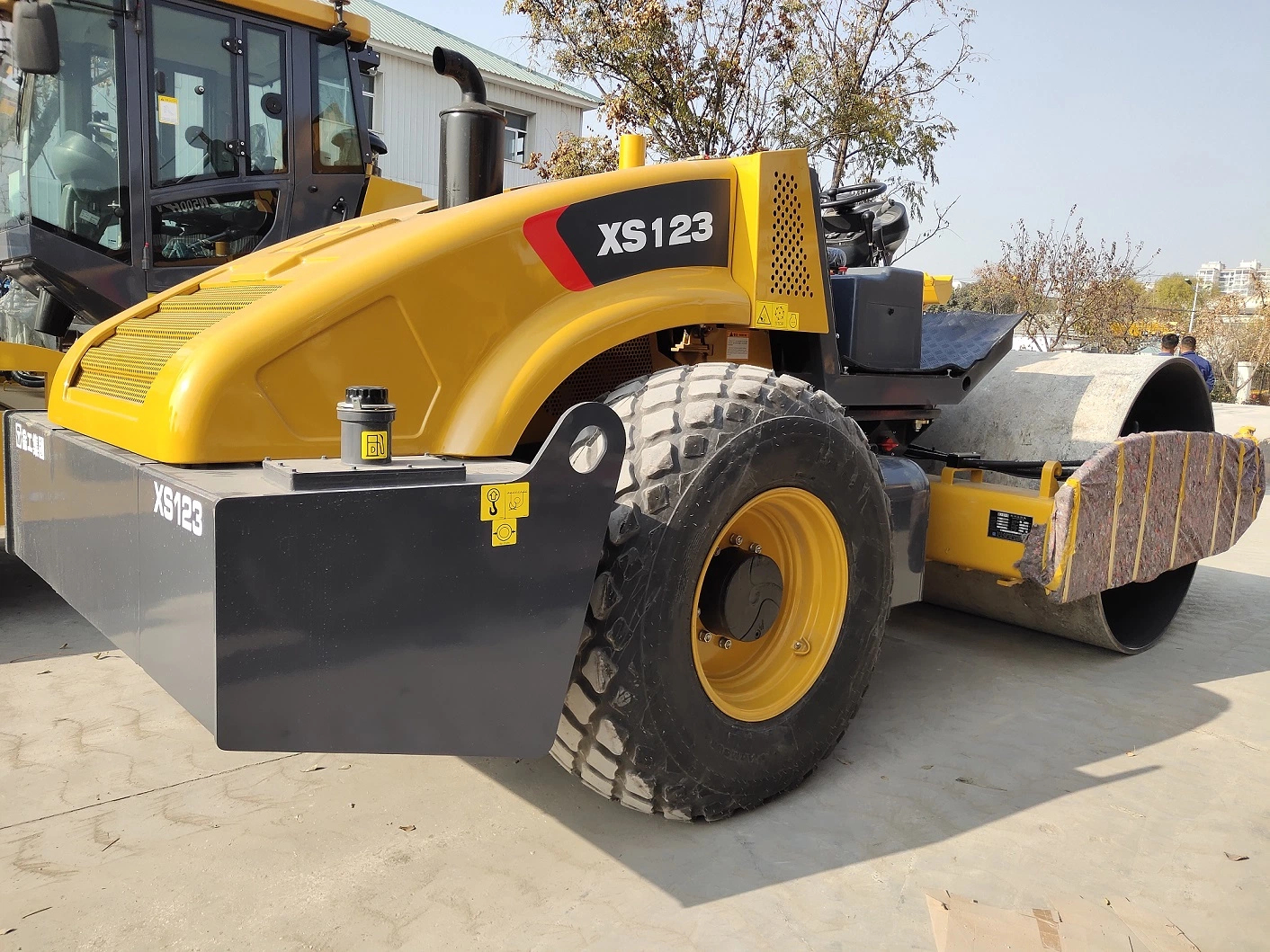 Full-Hydraulic-Single-Drum-Vibratory-Compactor-Xs123